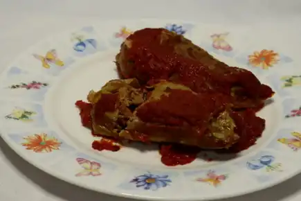 Долма в виноградных листьях с соусом мацони и чесноком