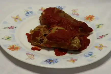 Фаршированные перцы с сочным мясом и рисом в томатно-сметанном соусе